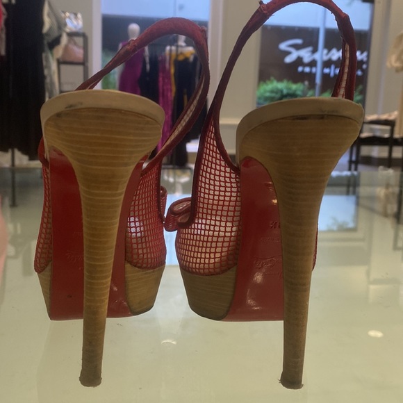 Christian louboutin shoes in red with bow in front - Picture 4 of 9